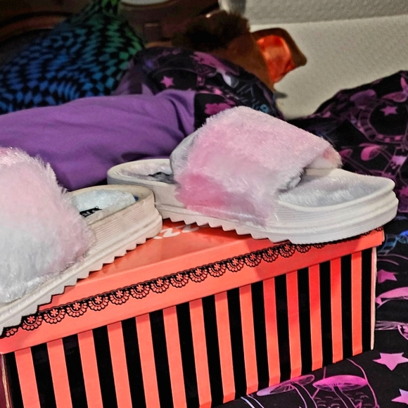 NIB Dolls Kill Comfy Rainbow 🌈 Tye Dye Sandals - Picture 5 of 8